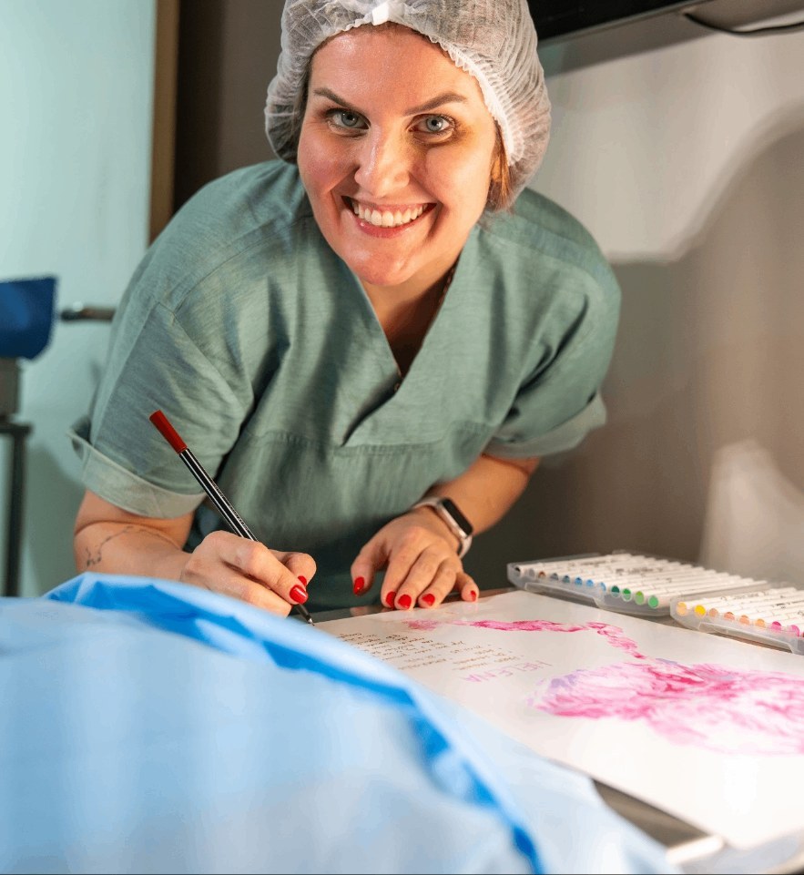 Dra. Isabel finalizando arte com a placenta como lembrança
