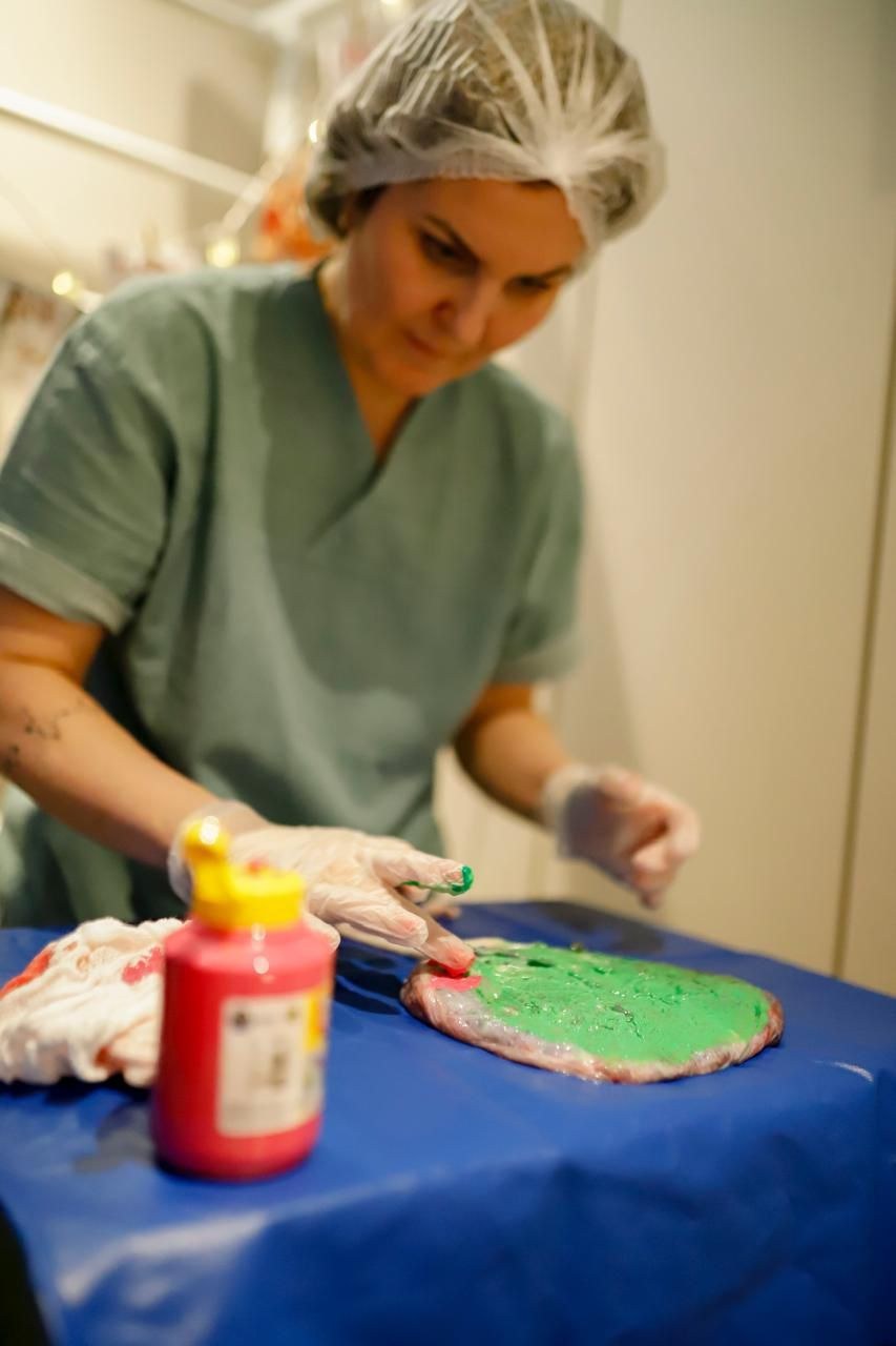 Dra. Isabel preparando a impressão artística da placenta