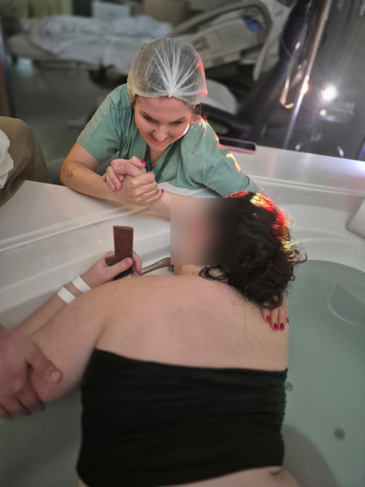 Parto humanizado com gestante na banheira